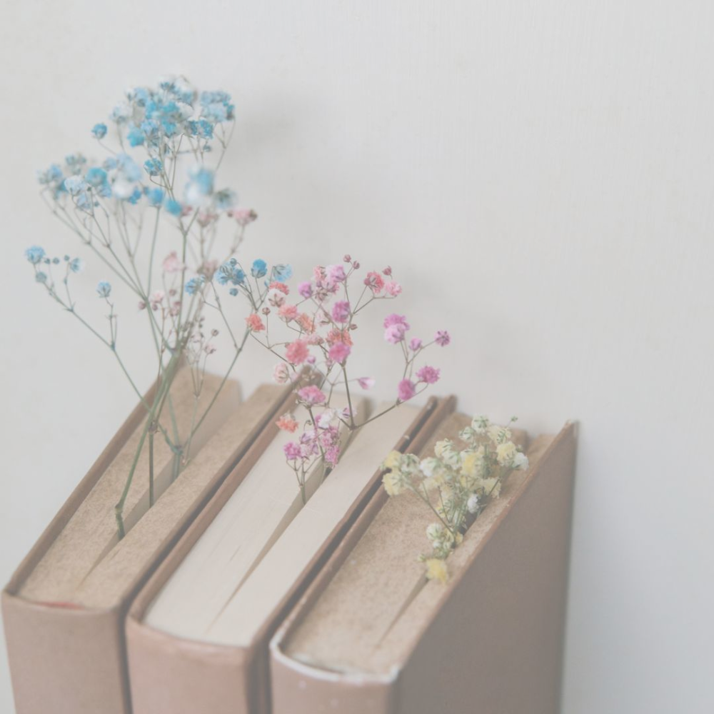 Obrazek z trzema książkami i kwiatami