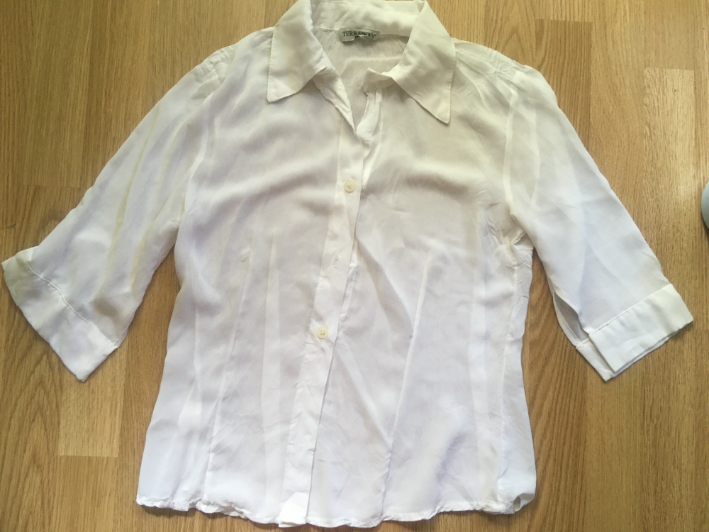 Biała elegancka bluzka zapinana guziki kołnierzyk terranova