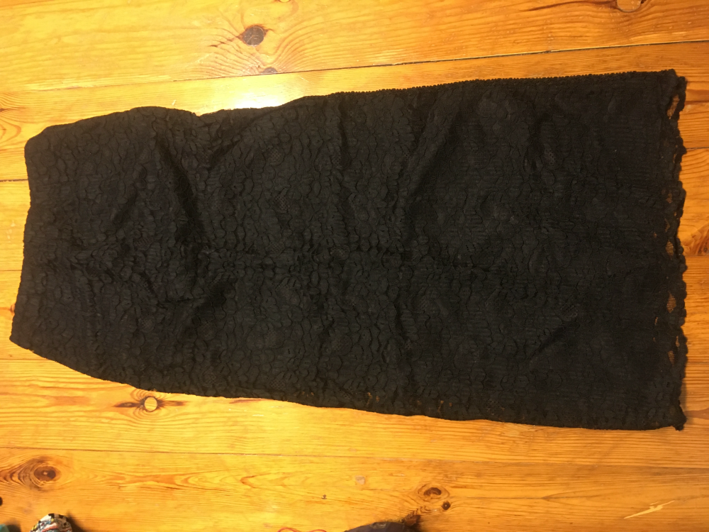 Czarna długa koronkowa spódnica z rozporkiem z boku