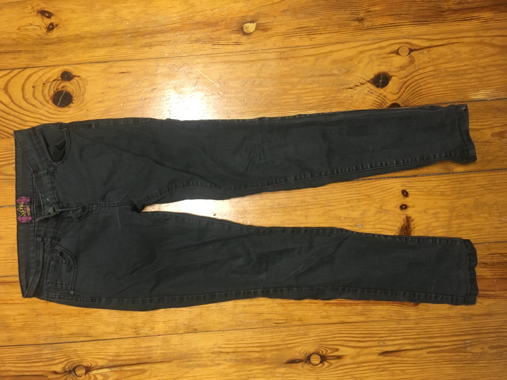 Czarne zwezane spodnie z ozdobnym guzikiem