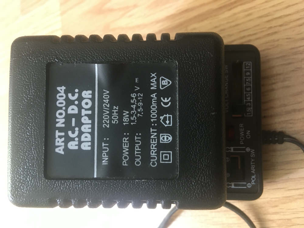 Czarny zasilacz a.c.-d.c adaptor 220V/240V 50Hz 18W 1000mA