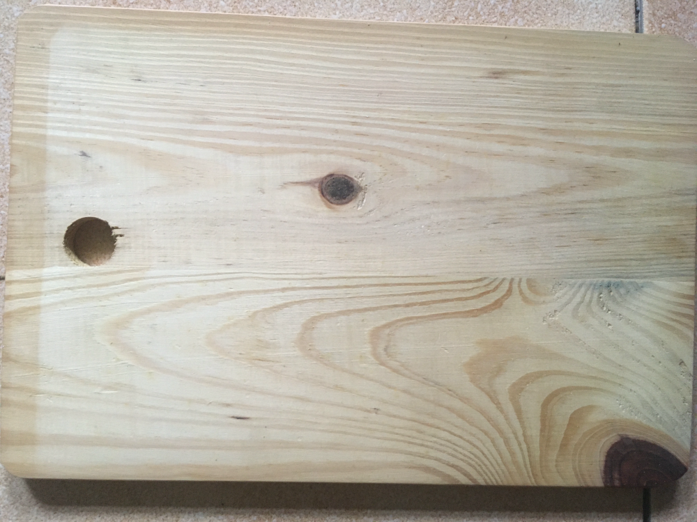 Drewniana deska do krojenia z otworem do zawieszenia