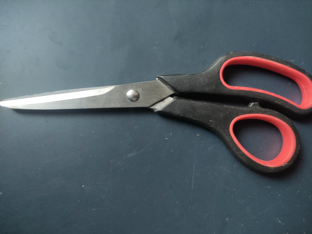 Duże nożyczki stalowe z plastikową rączką czarne czerwone