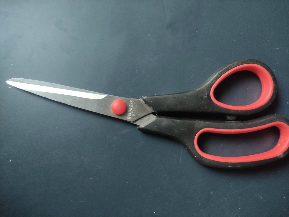 Duże nożyczki stalowe z plastikową rączką czarne czerwone