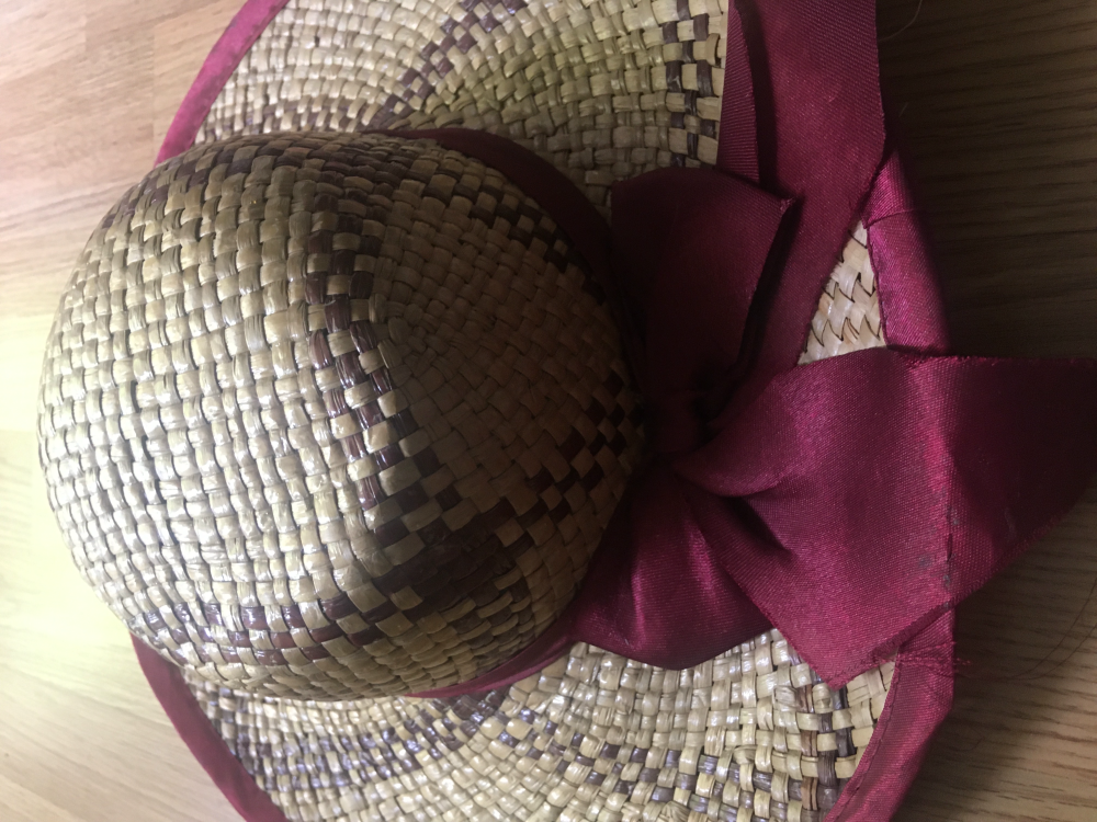 Duzy słomiany kapelusz przeciwsłoneczny z bordowa wstazka
