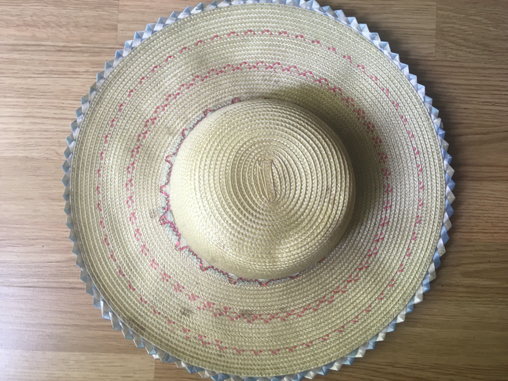 Duzy słomiany kapelusz z kolorowa nitka i obwódka z wstążki 
