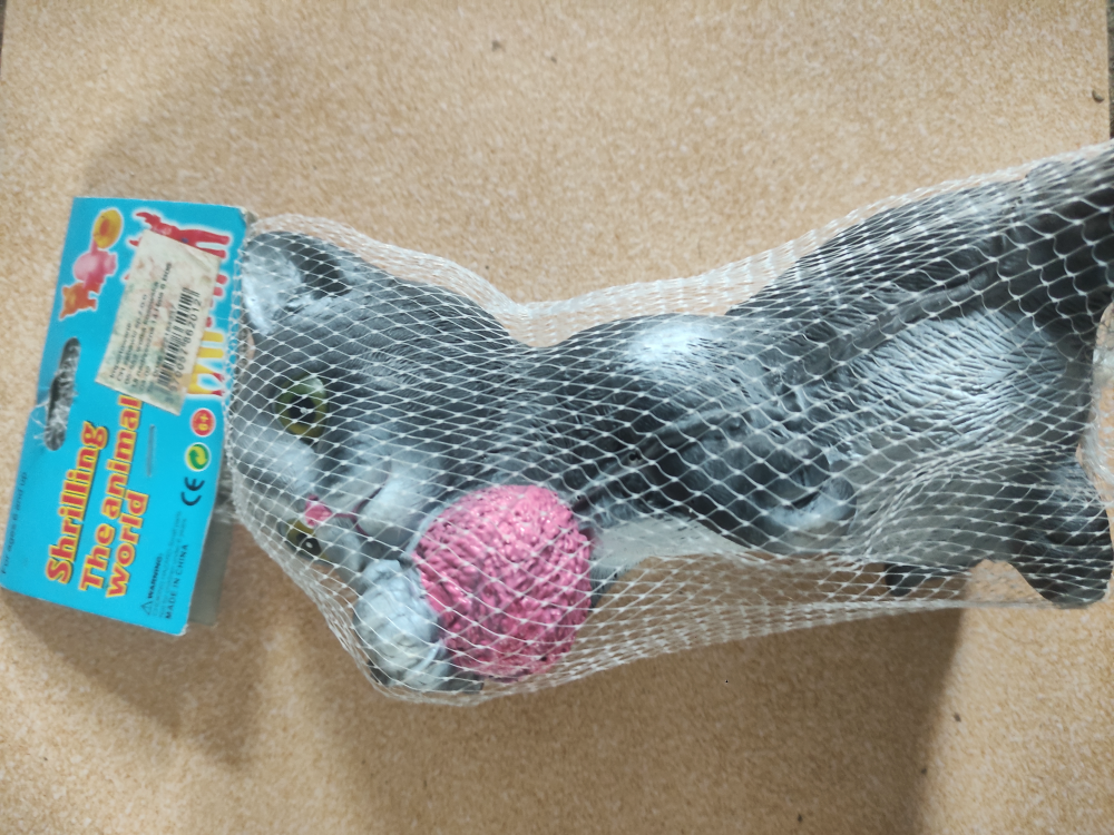 Gumowa piszczaca figurka zabawka kotek z motkiem wloczki