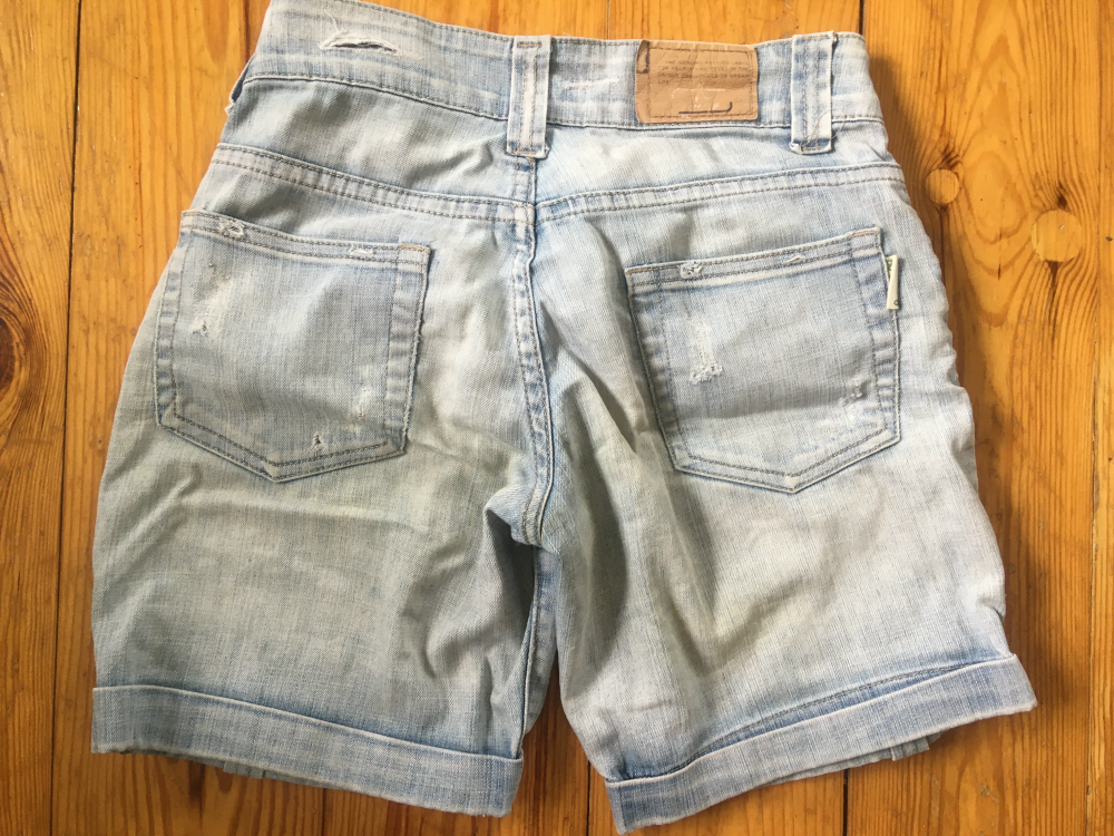 Jeansowe jasne spodenki z przetarciami