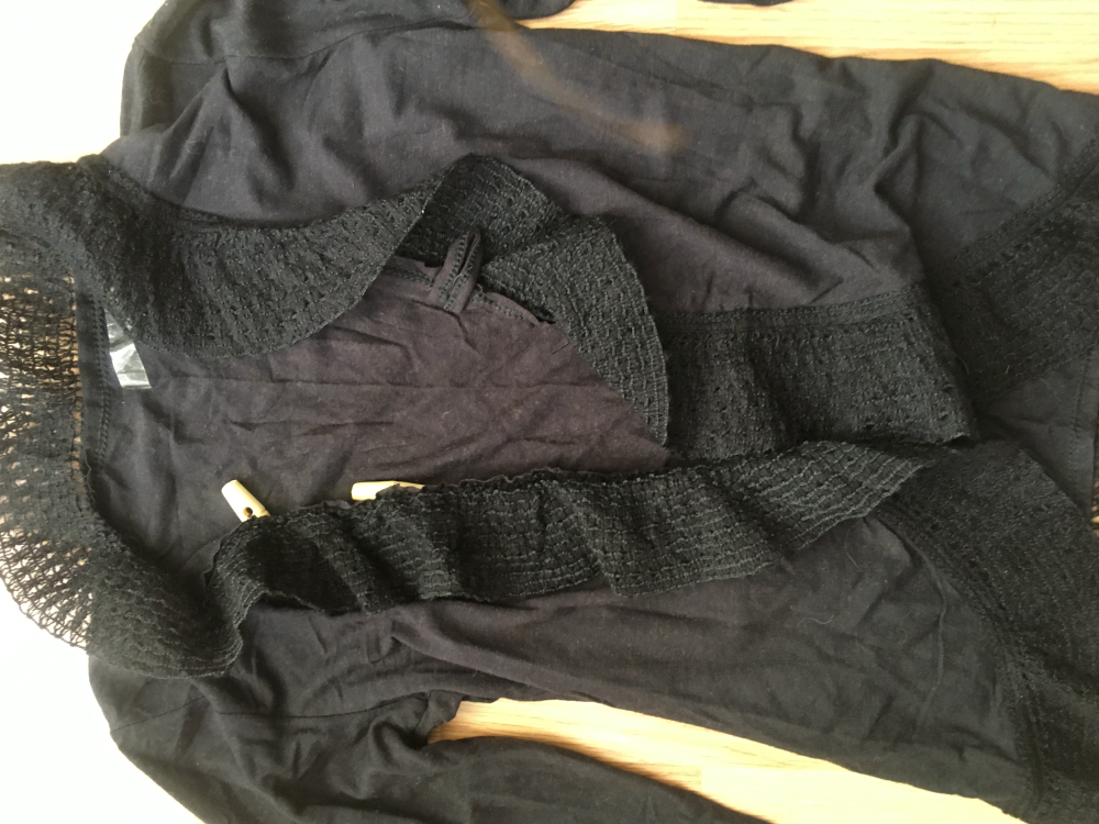 Kardigan / sweterek z wiskozy czarny z koronkowa falbanka