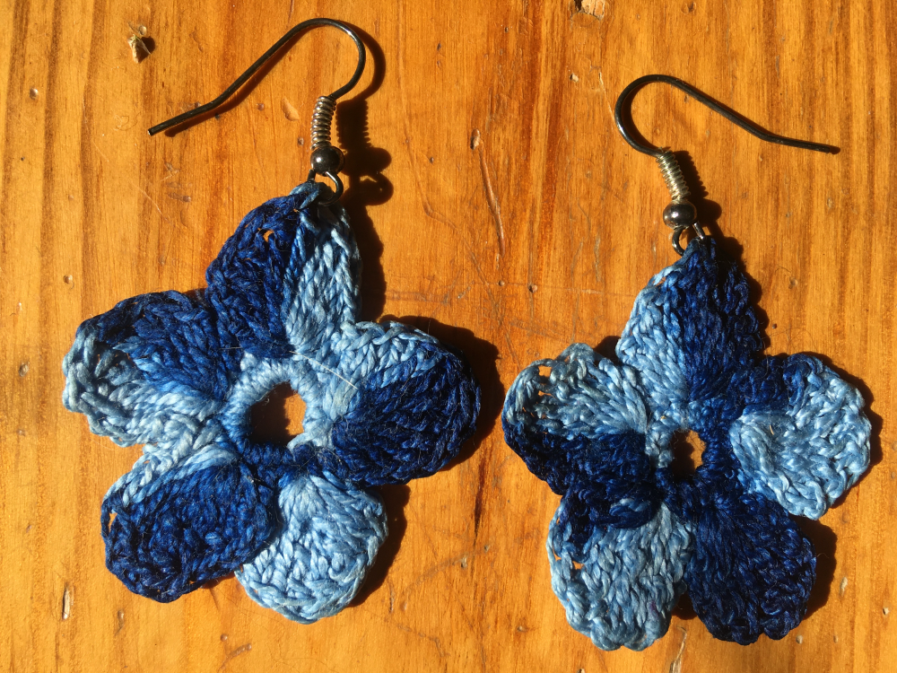 Kolczyki przeplatane granatowo-niebieskie szydełkowe kwiatki
