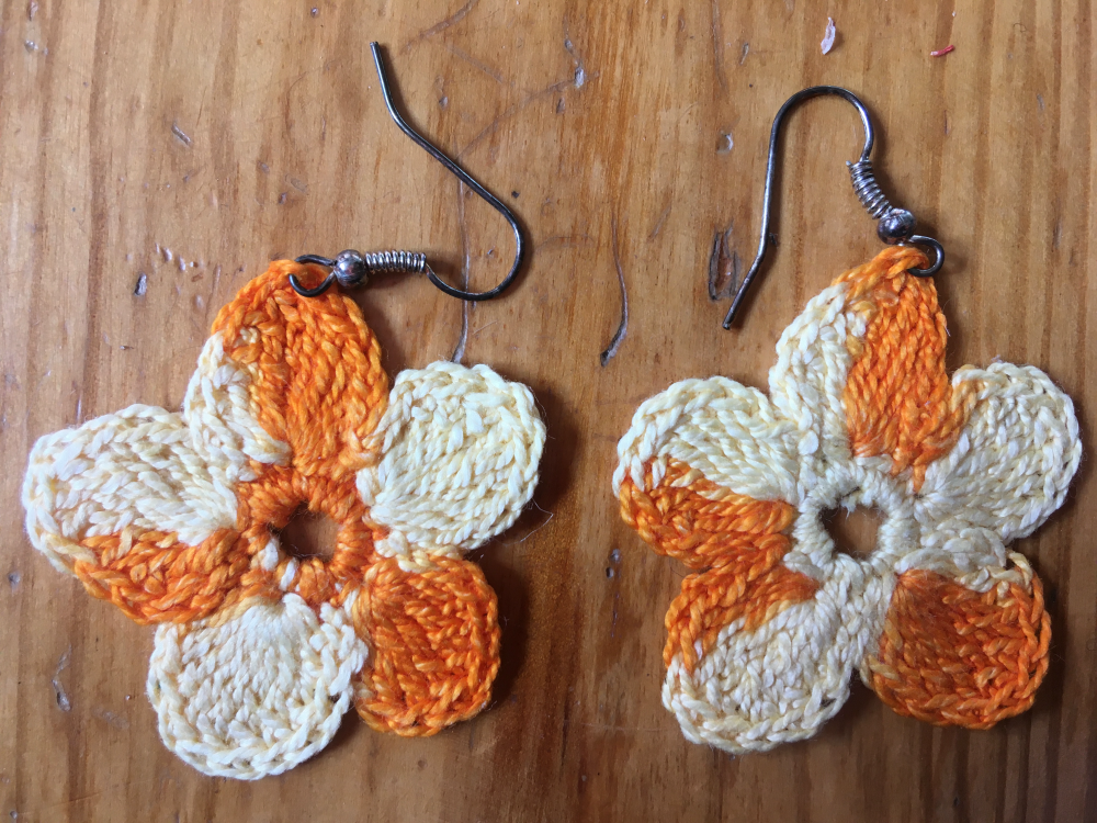 Kolczyki przeplatane pomaranczowo- zolte szydełkowe kwiatki