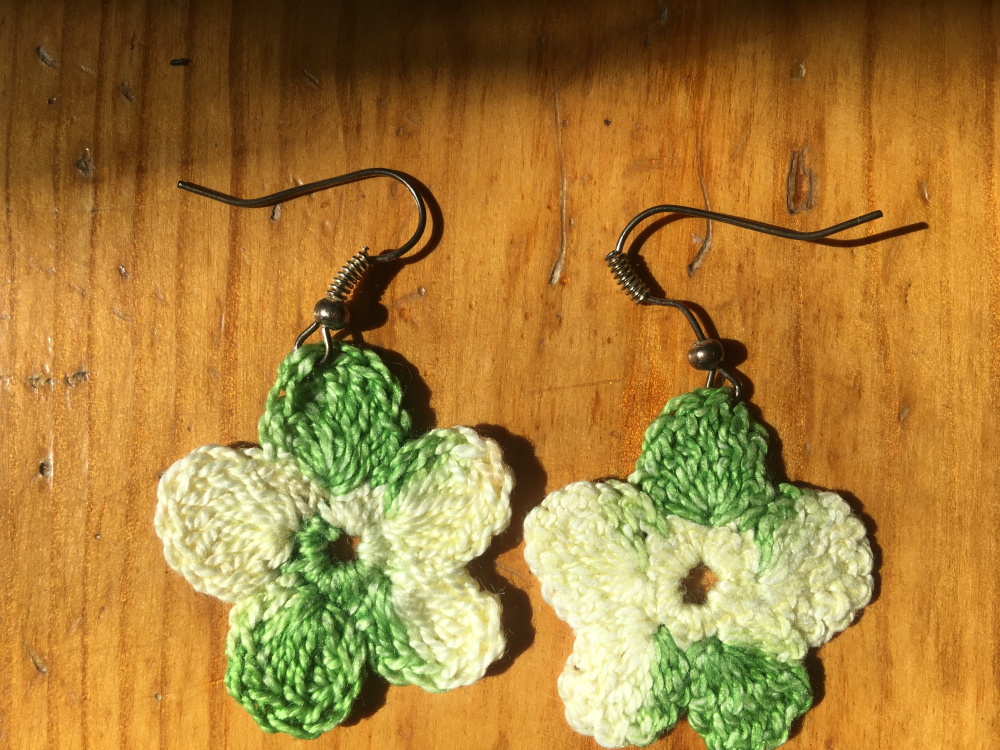 Kolczyki przeplatane zielone mini szydełkowe kwiatki