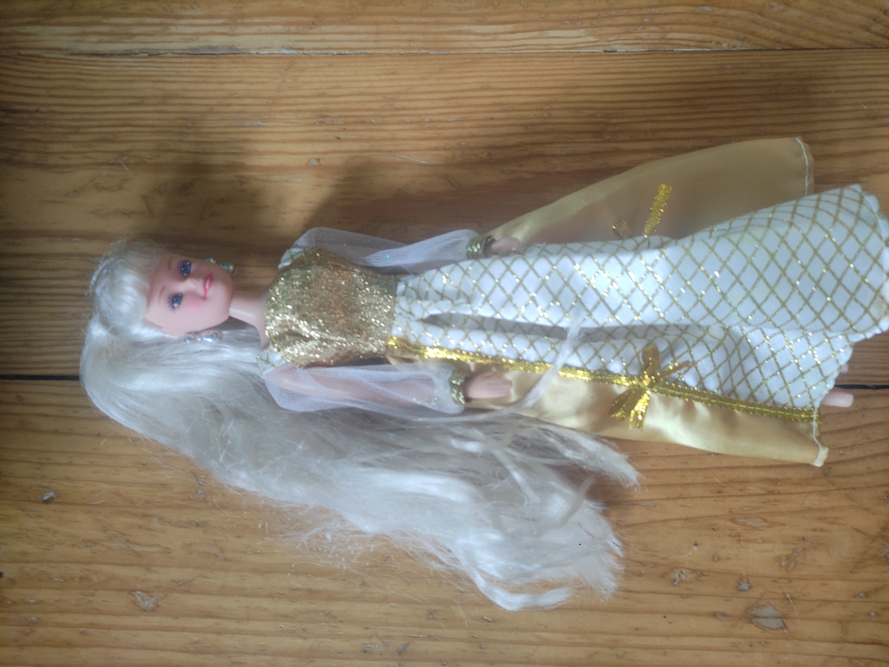 Lalka barbie w złotej sukience blond długie włosy kolczyki