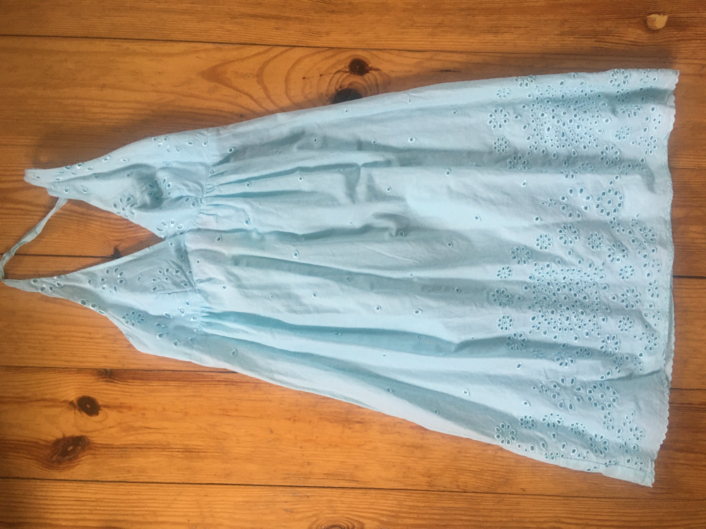 Letnia błękitna sukienka wiązana na szyi calzedonia