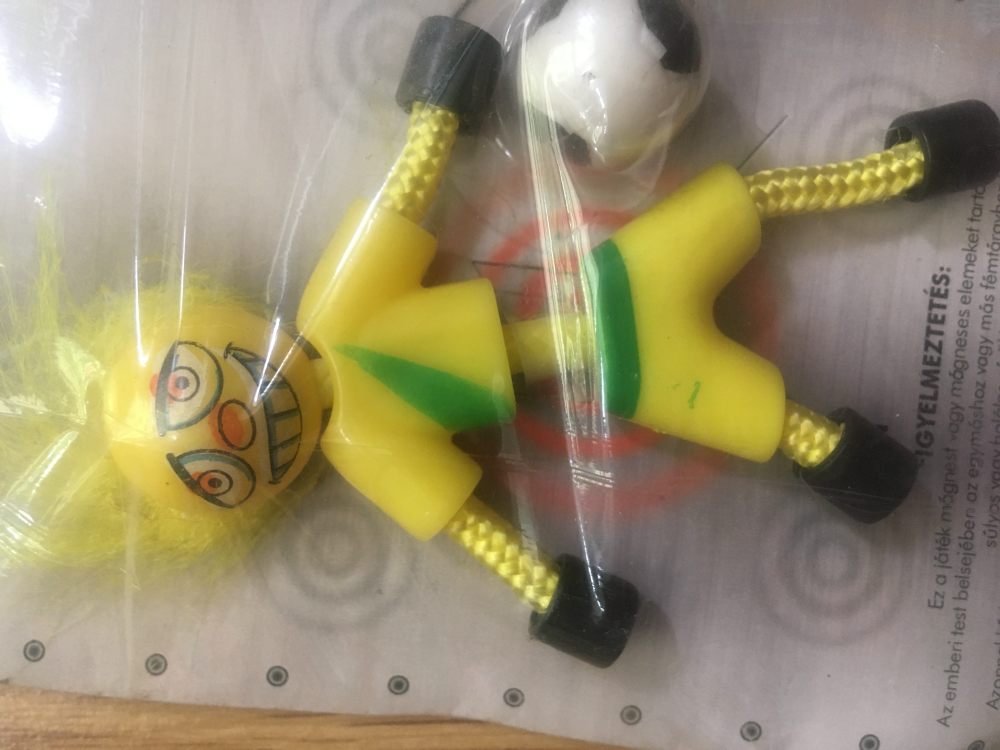 Magnesowy ludek z sznurka piłkarz z piłka żółty