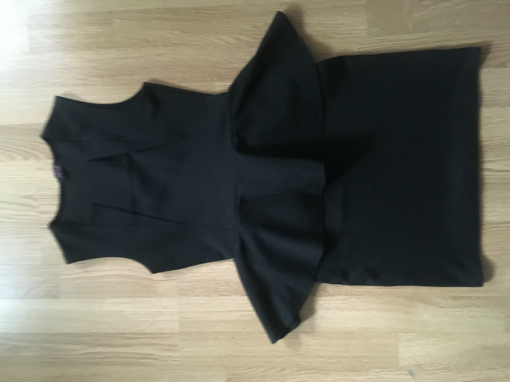 Mała czarna sukienka z baskinką bez rekawow długość mini