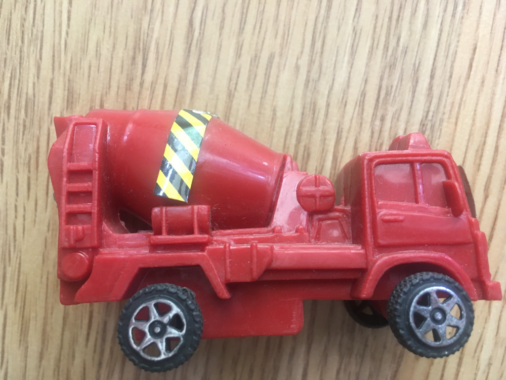 Mini czerwony samochodzik betoniarka
