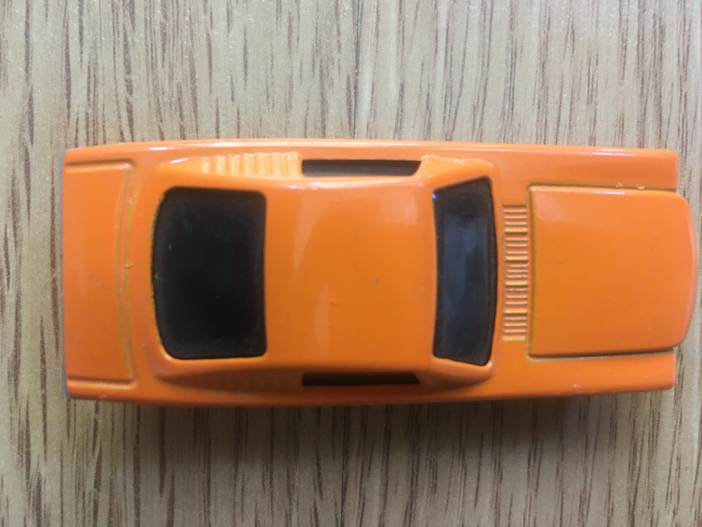 Mini pomaranczowy samochodzik