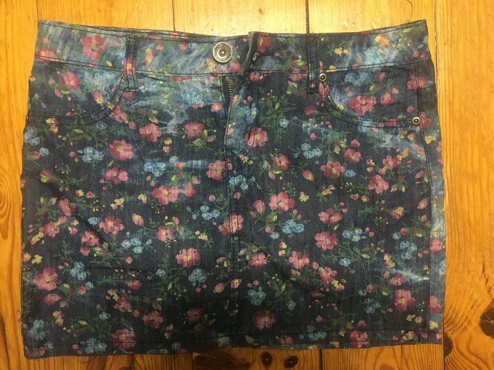 Mini spódniczka jeansowa w kwiaty