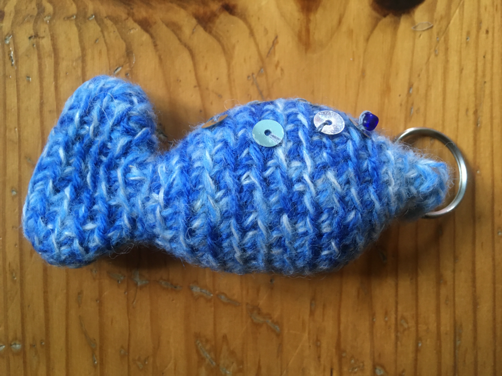 Niebieski breloczek szydełkowy mazurska rybka handmade