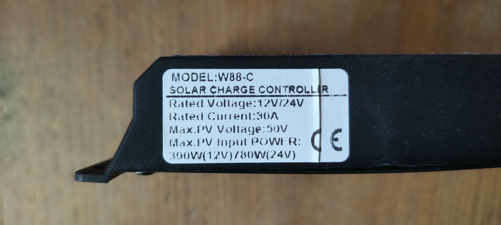 SOLARNY KONTROLER ŁADOWANIA REGULATOR 30A LCD