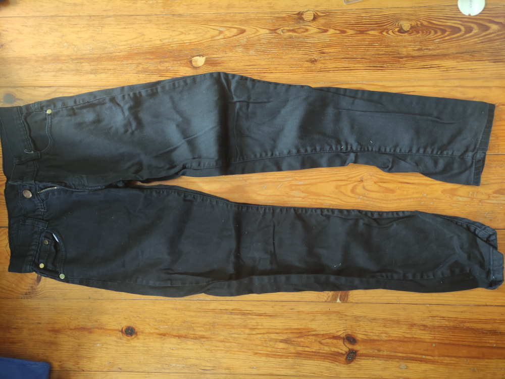 Spodnie jeans czarne proste nogawki naszywki na kieszeniach