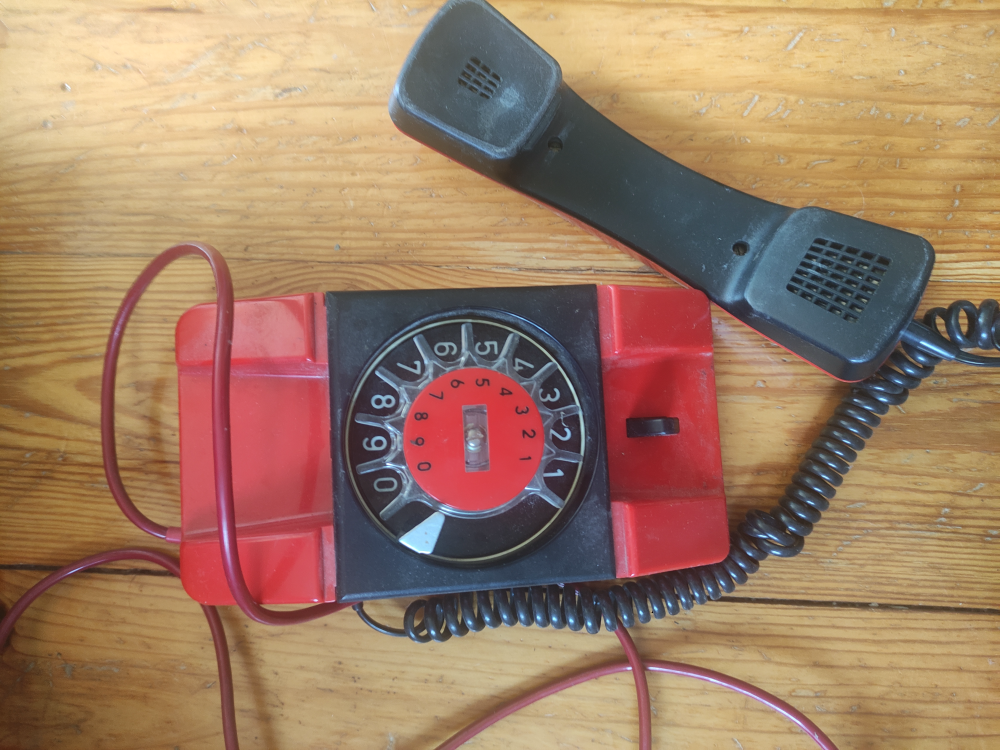 Telefon PRL stacjonarny czerwony czarny vintage telkom