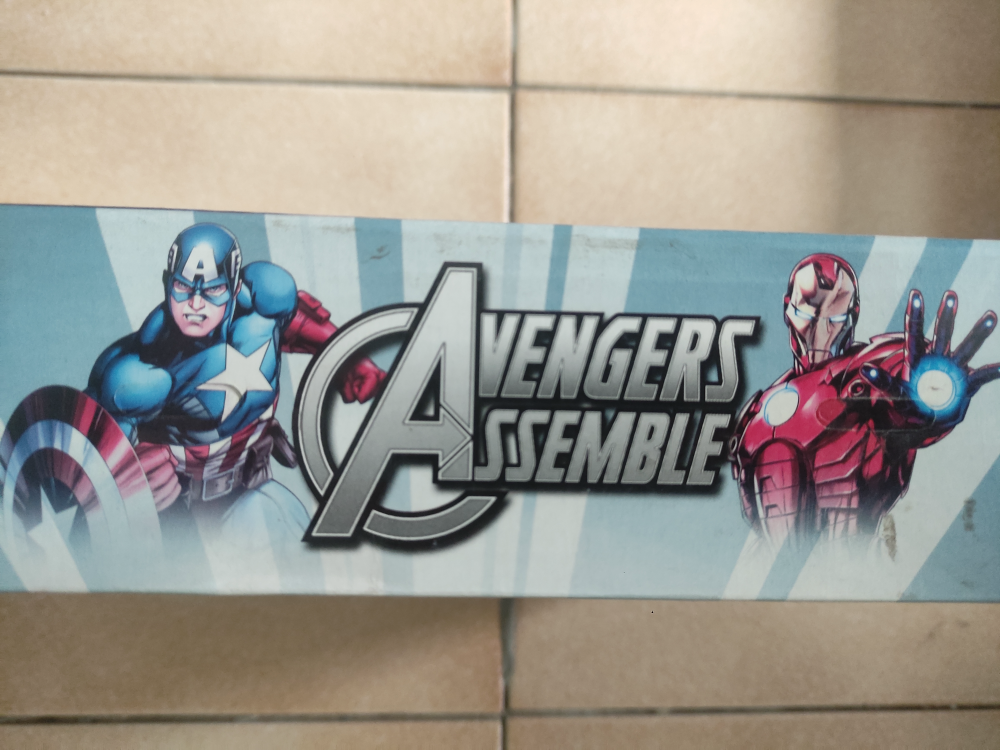 Trzy fgurki Avengers super hero ben10 baterie efekt świetlny