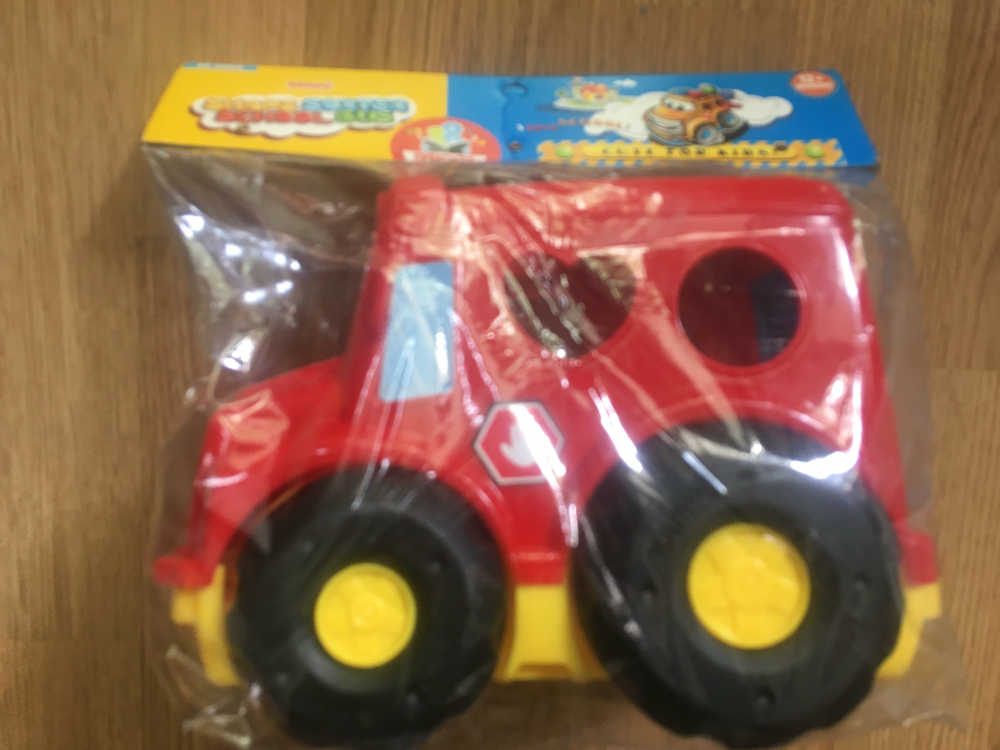 Zabawka autobusu szkolny z otworami i klockami czerwony