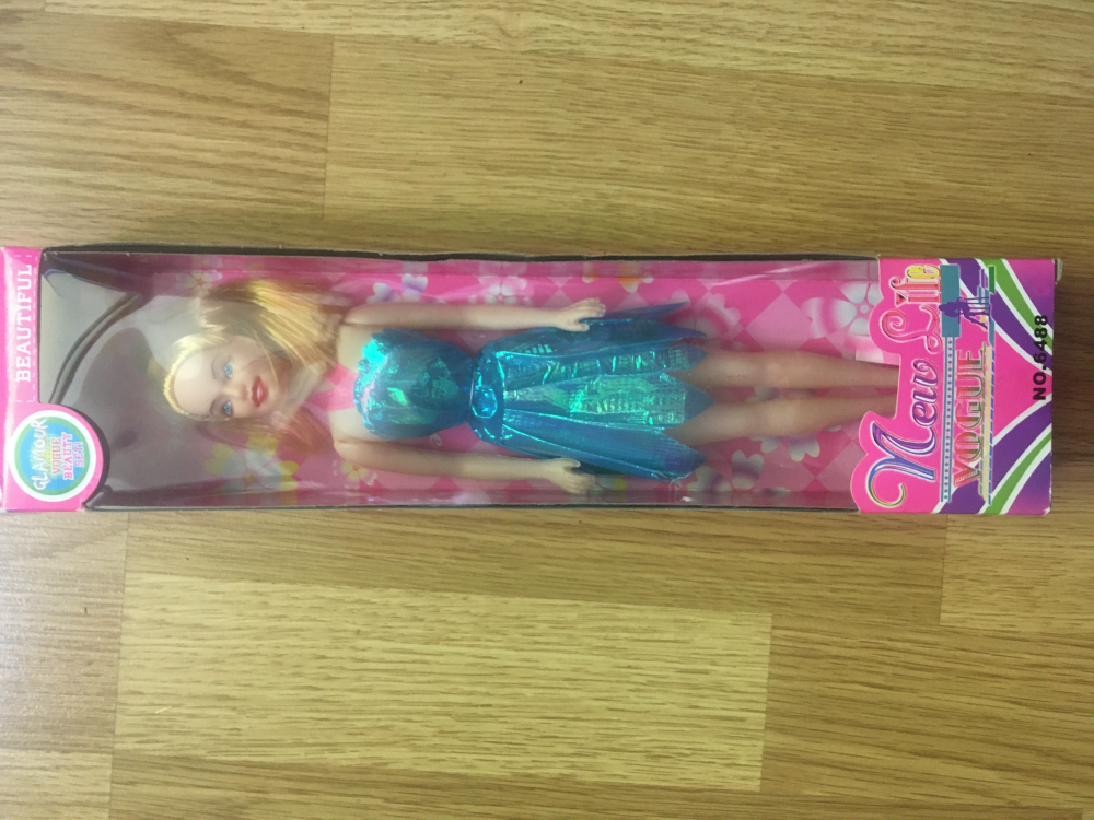 Zabawka lalka w połyskującej sukience