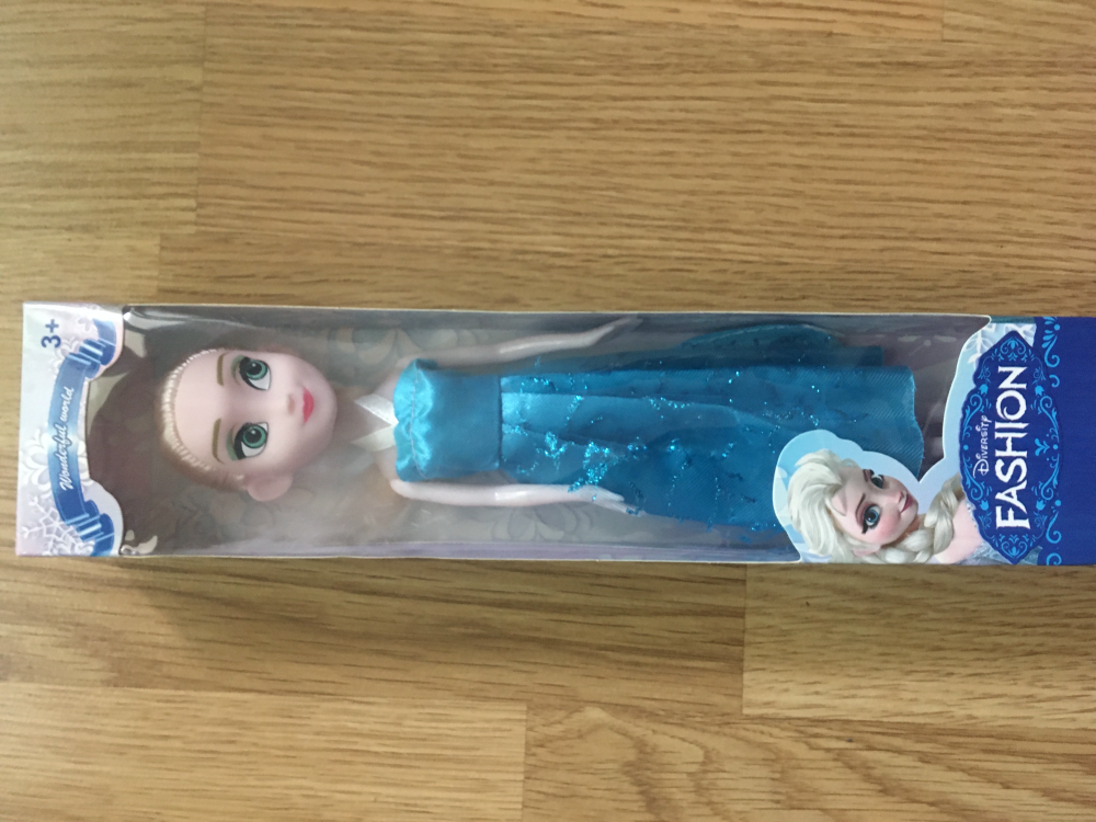 Zabawka lalka z mroźnej krainy w niebieskiej sukience frozen