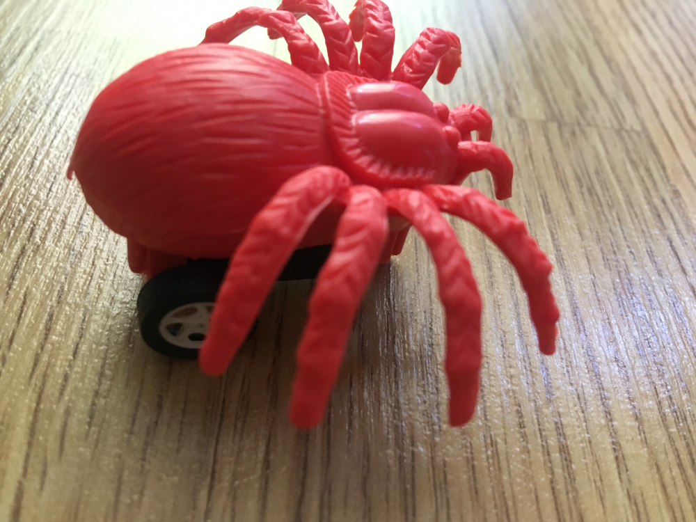 Zabawka mini czerwono rozowy pająk tarantula na kółkach auto