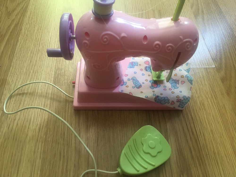 Zabawka mini maszyna do szycia różowa na baterie