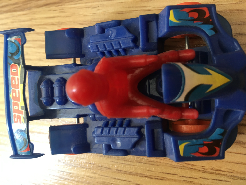 Zabawka mini niebieski samochod wyscigowy bolid z ludzikiem