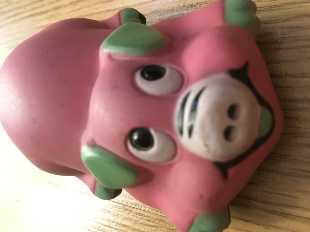 Zabawka mini rozowa uśmiechnięta świnka na kółkach samochod