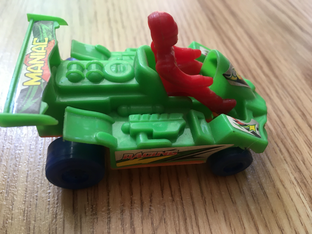 Zabawka mini samochod wyscigowy zielony bolid z ludzikiem 