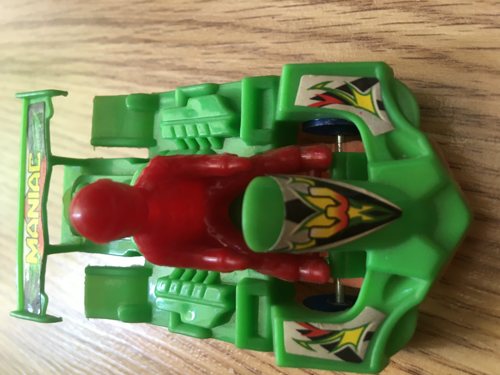 Zabawka mini samochod wyscigowy zielony bolid z ludzikiem 