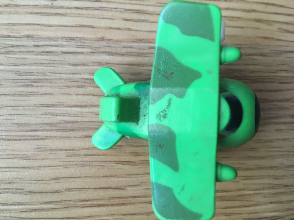 Zabawka mini zielony nakręcany samolot na kółkach auto