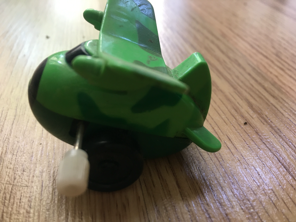 Zabawka mini zielony nakręcany samolot na kółkach auto