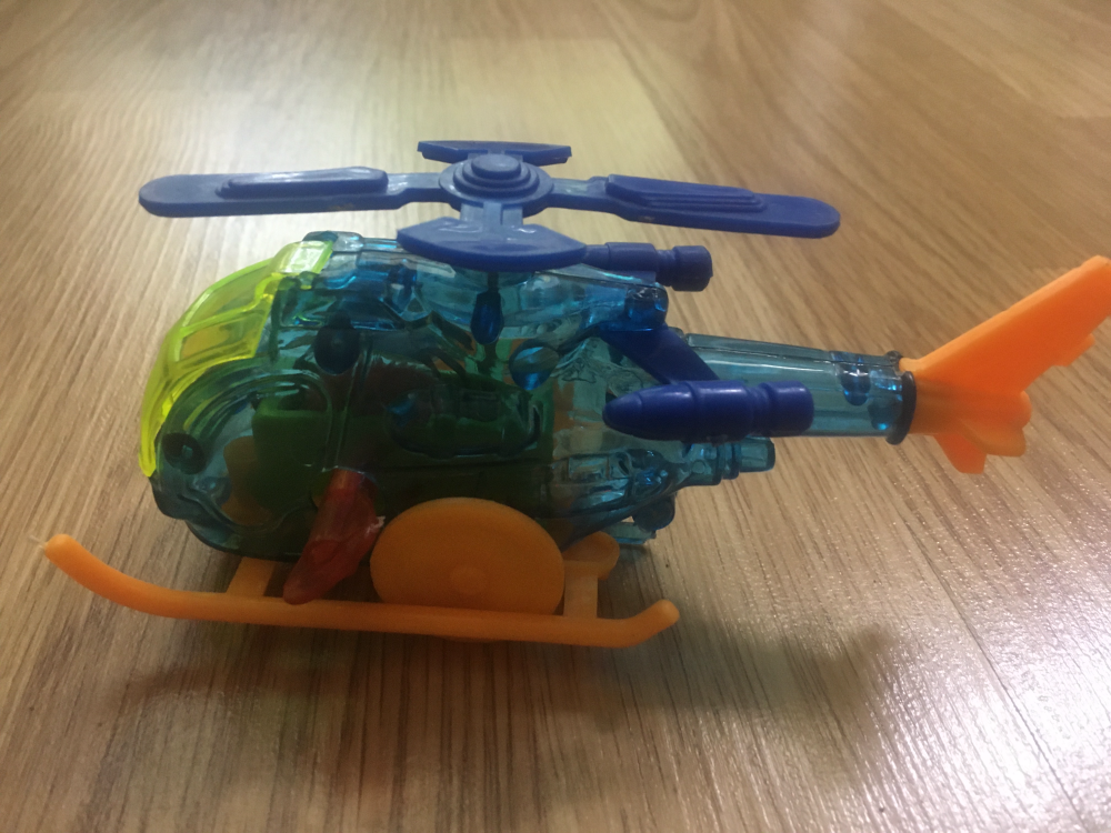Zabawka nakręcany niebieski mini helikopter na kółkach 