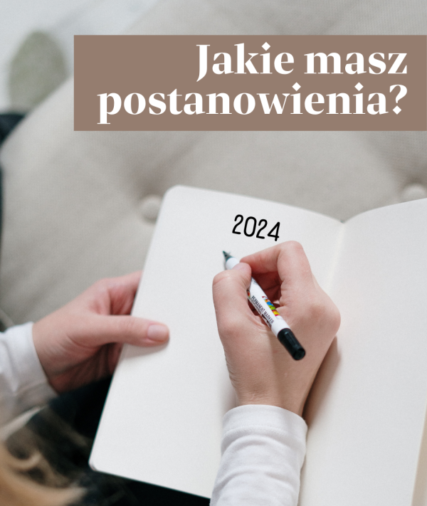 Grafika przedstawiająca kobietę lub mężczyznę siedzącego na kanapie z notesem i długopisem w dłoni. Jakie postanowienia noworoczne mogę osiągnąć lub o czym marzysz? 