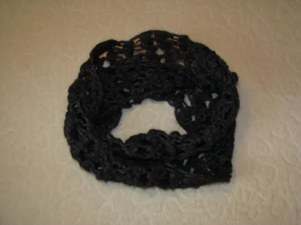 Ażurkowy szal – komin w kolorze ciepłego grafitu 