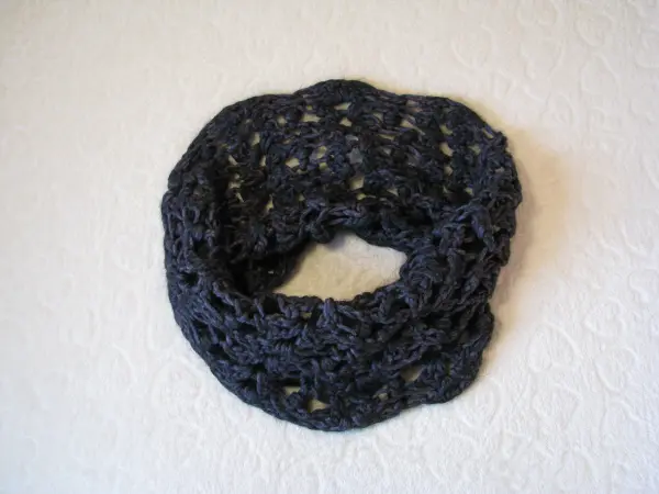 Ażurkowy szal – komin w kolorze ciepłego grafitu 