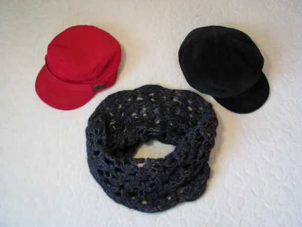 Ażurkowy szal – komin w kolorze ciepłego grafitu 