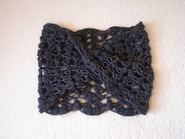 Ażurkowy szal – komin w kolorze ciepłego grafitu 