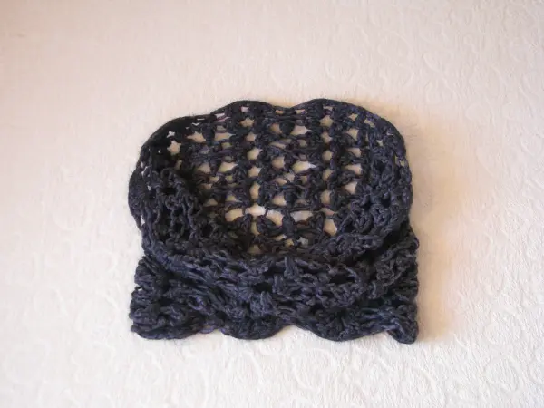 Ażurkowy szal – komin w kolorze ciepłego grafitu 