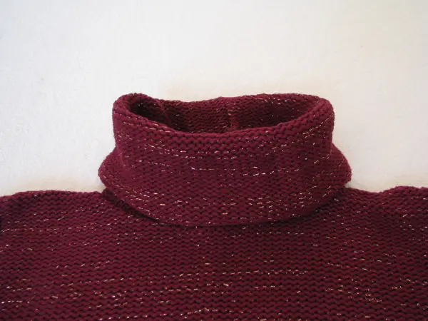 Bordowy sweterek golf ze złotą nicią, rozm. M 