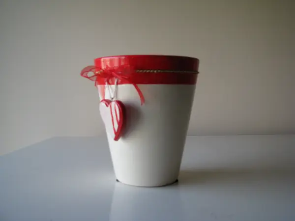Ceramiczne naczynko, osłonka na doniczkę z serduszkiem wazon