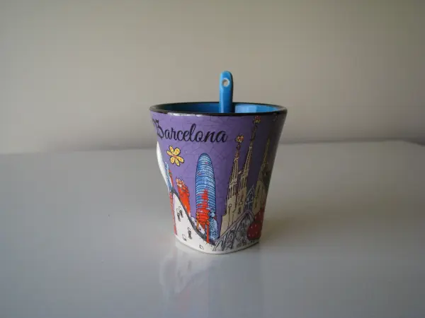 Ceramiczny kubek z łyżeczką Barcelona kolekcja miasta Europy