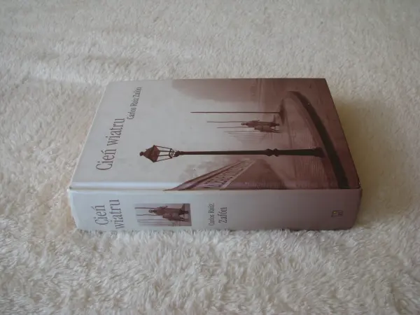 Cień wiatru - Carlos Riuz Zafon – twarda oprawa 